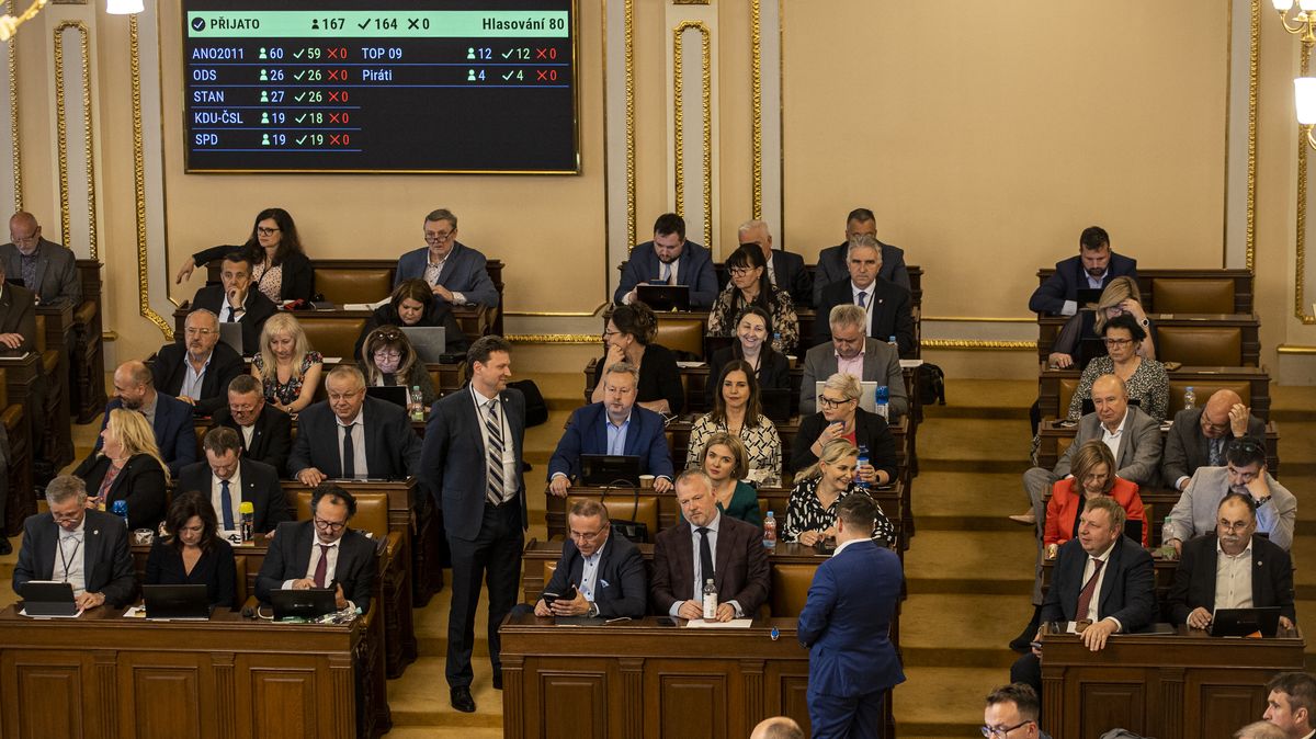 Sněmovna schválila nový Lex Ukrajina. Zpřísní třeba vyplácení dávek i pojištění